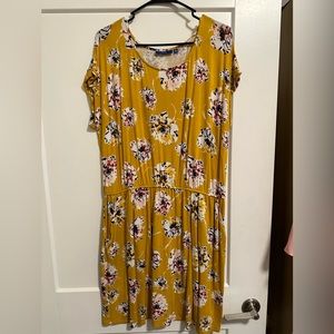 Yellow summer dress with pockets. Size XL.